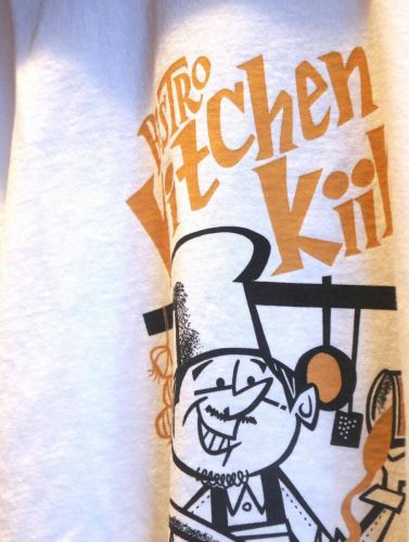 10/9(목)

목욕 청소를하려고 수도꼭지에서 물을 냈을 때
실수로 샤워를 해 버려 헤아 ~!
되었을 때
반사적으로 샤워를 멈추는 내 손의 속도가 빠르고 너무
물이 닿지 않을 때
흠~ 역시 나야.

안녕하세요.주방 키이로 아베입니다.

이번 덕분에 무사히 3주년을 맞이할 수 있었습니다.
여러분 항상 감사합니다 🙇‍♂️

NEW 스티커도 절찬 배포 중입니다만
NEW T셔츠의 샘플도 도착했기 때문에
2주간의 수주 생산·판매를 오늘 스타트하겠습니다🙌

Bee chan man Tee (오리지널 스티커 포함)
¥ 5500 (Tax in)

【BODY】
GOOD ON
100% Cotton / 5.5 oz Jersey

양질의 USA 코튼을 사용한 「10년 입을 수 있다」
GOOD ON의 기본 Tee!
@good_on_official

size
S/M/L/XL
※사진의 모델은 여성 신장 149㎝・M사이즈를 착용

color:white

【Design】
@hirockshow_illustration
일러스트 레이터로서, 많은 잡지 · 서적 · 포스터의 일러스트를 중심으로 모 대기업의 캐릭터 제작부터 T 셔츠 디자인까지 폭넓게 다루고, 활약하고있는 가와구치가 자랑하는 거장 HIROCKSHOW 씨가 다루어 주신 kiiro 한정 디자인!

【수주 기간】
2025년 10월 9일(목)~2025년 10월 26일(일)

【배달 기간】
11월 중반 납품 예정
입하하는 대로 고객에게 개별적으로 연락하겠습니다.
매장에서 지불과 인도가됩니다.
지불은 현금, 신용 카드, PayPay 중 하나
배달시 부탁드립니다.

【주문 방법】
Instagram DM 또는 전화로
연락주십시오.DM은 이름, 전화 번호, 원하는 크기
부탁드립니다.

이상이 됩니다.
뭔가 불명한 점이 있으면 부담없이 연락주십시오.

약 2 주간의 짧은 주문 기간이지만,
베이짱맨 Tee 부디 잘 부탁드립니다☺️

그러면 여러분의 연락 진심으로 기다리고 있습니다 🙌

#kiiro #kitchenkiiro #키이로 #키친 키이로 #키이로 카와구치 #카와구치 #카와구치 음식 #카와구치 점심 #저녁 #와인 #나튀르 와인 #나튀르 와인을 마실 수 있는 가게 #프랑스 와인 #국산 와인 #이탈리아 와인 #나파 와인 #비스트로 #바루 #선술집 #전년 #송년회 #카와구치 모토고 #스탭 모집 #아르바이트 모집 #hirockshow #goodon