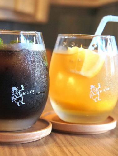 【감사】

안녕하세요.
어디에 부딪힌 기억도 없지만
눈치 채면 몸에 파란 친숙함이 되어 있다
도지코 아저씨로 친숙한 키친 키이로 아베입니다.

항상 키친 키로를 이용해 주셔서 감사합니다.
덕분에 우리 키이로도 10월 4일에 3주년이 됩니다.

순풍 만돛과는 거리가 멀다.
1 년째 2 년째는 내 달에 살 수 있습니까?
매달 생각했지만

여러분 덕분에 무사히 3주년을 맞이할 수 있을 것 같습니다.

오픈 당초부터 변함없이 사랑해주신 고객
키이로를 응원해 주시는 고객
힘들 때도 열심히 해주는 직원 모두
신세를 지고 있는 선배님이나 동료들
각 업체의 여러분

많은 사람들이 지원하고 키로는 존재하고 있습니다.
여러분 항상 정말 고마워요.

변함없이 주걱 주걱
아무것도 자랑 할 수있는 것이없는 나입니다.
매일 조금씩 딱딱하고
여러분이 미소가 될 수 있는 장소를 제공할 수 있도록
스탭 일동 정진 해 가기 때문에
4년째도 아무쪼록 잘 부탁드립니다 🙇‍♂️

그래서 10 월부터 3 주년의 NEW 스티커
내점 받은 여러분에게 배포하겠습니다 🆕
이번에는 카와구치가 자랑하는 거장 @ hirockshow_illustration 님에게
디자인 받았습니다 NEW 버전 😍

스탭까지 부담없이 「스티커 줘!」라고
말씀해주세요 👌

NEWT 셔츠도 현재 작성 중이므로 기대하세요 ☺️

그러면 4 년째도 전력으로 달려갑니다!
여러분 계속해서 잘 부탁드립니다❗️❗️

#kiiro #kitchenkiiro #키이로 #키친 키이로 #키이로 카와구치 #카와구치 #카와구치 음식 #카와구치 점심 #저녁 #와인 #나튀르 와인 #나튀르 와인을 마실 수 있는 가게 #프랑스 와인 #국산 와인 #이탈리아 와인 #나파 와인 #비스트로 #바루 #선술집 #전세 #카와구치 모토고 #하토가야 #스탭 모집 #아르바이트 모집 #3주년