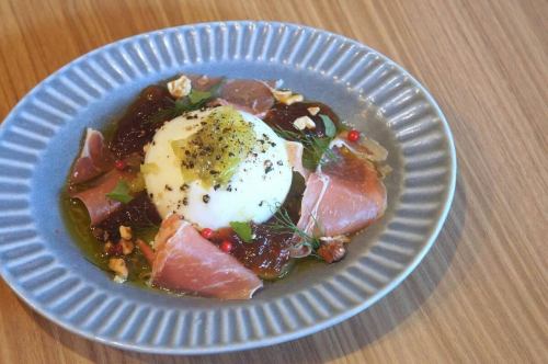 9/15(월)축

안녕하세요.
오늘도 하반신 미키 미키로 보내드립니다.
가와구치의 얇은 왕자 부엌 키이로 아베입니다.

3연휴 마지막 날 여러분 어떻습니까?

오늘은 할아버지 할머니에게 감사드립니다.
가지고 있는 동안

애정 코메코메 사토의 밥과 함께 가고 싶습니다.

오늘은 호박을 사용한 한 접시를 온 메뉴 🆕

『호박의 무스와 무화과의 레드 와인 컴포트🎃』

호박을 계피와 함께 끓여서 뒤집어 라.
생크림과 함께 무스에

신선한 깡패는 레드 와인과 홀 향신료에서
컴포트에

단맛 겸손한 호박 무스에 무화과의 컴포트를 올려
무스 아래에 구운 호두를 넣어라.
고소한 향기와 바삭한 식감이 보이는 숨김

모든 여자를 좋아하는 멋진 전채로 완성되었습니다 🫶

가벼운 빨간색이라도 좋다 👌🍷

시작에 꼭 시험해주세요 😋

그럼 오늘도 잘 부탁드립니다 👵👴🏻❗️

#kiiro #kitchenkiiro #키이로 #키친 키이로 #키이로 가와구치 #카와구치 #카와구치 음식 #카와구치 점심 #저녁 #와인 #나튀르 와인 #나튀르 와인을 마실 수 있는 가게 #프랑스 와인 #국산 와인 #이탈리아 와인 #나파 와인 #비스트로 #바루 #선술집 #전세 #카와구치 모토고 #하토가야 #스탭 모집 #아르바이트 모집 #호박