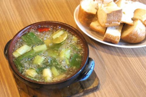 9/15(월)축

안녕하세요.
오늘도 하반신 미키 미키로 보내드립니다.
가와구치의 얇은 왕자 부엌 키이로 아베입니다.

3연휴 마지막 날 여러분 어떻습니까?

오늘은 할아버지 할머니에게 감사드립니다.
가지고 있는 동안

애정 코메코메 사토의 밥과 함께 가고 싶습니다.

오늘은 호박을 사용한 한 접시를 온 메뉴 🆕

『호박의 무스와 무화과의 레드 와인 컴포트🎃』

호박을 계피와 함께 끓여서 뒤집어 라.
생크림과 함께 무스에

신선한 깡패는 레드 와인과 홀 향신료에서
컴포트에

단맛 겸손한 호박 무스에 무화과의 컴포트를 올려
무스 아래에 구운 호두를 넣어라.
고소한 향기와 바삭한 식감이 보이는 숨김

모든 여자를 좋아하는 멋진 전채로 완성되었습니다 🫶

가벼운 빨간색이라도 좋다 👌🍷

시작에 꼭 시험해주세요 😋

그럼 오늘도 잘 부탁드립니다 👵👴🏻❗️

#kiiro #kitchenkiiro #키이로 #키친 키이로 #키이로 가와구치 #카와구치 #카와구치 음식 #카와구치 점심 #저녁 #와인 #나튀르 와인 #나튀르 와인을 마실 수 있는 가게 #프랑스 와인 #국산 와인 #이탈리아 와인 #나파 와인 #비스트로 #바루 #선술집 #전세 #카와구치 모토고 #하토가야 #스탭 모집 #아르바이트 모집 #호박