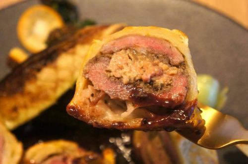 12/1(月)

おはようございます。
お久しぶりの登場となりました。
川口の薄毛の貴公子ことキッチンキイロ安部です。

この間家に帰ったら妻が早送りでドラマを見ていました
早口で進む会話
俳優さんの複雑な感情や微妙な表情を読み取る間も無く
進むストーリー
一体妻はどんな気持ちでこれを見ているのだ
なんか良くない気がする便利すぎてなんか良くない気がする

子供の頃TVを見ている時に起こる『おい〜！ここでまた
CMかよ〜！！今のうちにトイレ行っとこっ』のくだりは
もう無いのである。
『今日MステにSPEED出るから早く帰らなきゃ！』となる事も
もう無いのである。
友達に電話する時に家電にかけて、友達のお母さんが出る事も
もう無いのである。
カセットテープを鉛筆の裏で巻き巻きする事も
もう無いのである。

なんて事を考えている間に気が付けば
12月に突入してしまいました。

みっきみきの仕込みが追いつかず中々更新が出来ず
大変申し訳ございません🙇‍♂️

着々とメニューは冬仕様に入れ替わっておりますので
楽しみにご来店頂ければと思います👌

本日の新メニューはこちら

『蝦夷鹿とフォアグラのパイ包　グランヴヌールソース🥧』

柔らかい蝦夷鹿のしんたまときのこのデュクセル
フレッシュなフォアグラを網脂で包み、巻き巻きして
パイ包焼きに。
ソースは黒胡椒とフランボワーズを効かせた
グランヴヌールソースでどうぞ🫐

柔らかい蝦夷鹿とフォアグラのコク
サクサクのパイ生地にふわりと香るきのこの香り
フランボワーズの酸味で引き締めて

キイロの冬のスペシャリテ
もぐもぐしながら赤ワインをゴクリ🍷

1日数量限定ですので出会えた際には是非
お試し下さいませ🤤

12月は既にご予約で埋まっているお日にちもございますので
ご予約の際はお早目にお願い致します⚠️

今年も早いもので残すところあと1ヶ月。
1年の締めくくりに是非お待ちしております☺️

それでは本日もよろしくお願い致します😊❗️

#kiiro #kitchenkiiro #キイロ #キイロ川口 #キッチンキイロ #川口 #川口グルメ #川口ランチ #ディナー #ワイン #ナチュールワイン #国産ワイン #フランスワイン #イタリアワイン #ナパワイン #クラフトビール #クラフトジン #ビストロ #バル #居酒屋 #忘年会 #貸切 #1人飲み #女子会 #赤羽 #川口元郷 #鳩ヶ谷 #スタッフ募集 #パイ包み