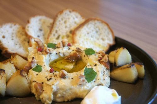 12/1(月)

おはようございます。
お久しぶりの登場となりました。
川口の薄毛の貴公子ことキッチンキイロ安部です。

この間家に帰ったら妻が早送りでドラマを見ていました
早口で進む会話
俳優さんの複雑な感情や微妙な表情を読み取る間も無く
進むストーリー
一体妻はどんな気持ちでこれを見ているのだ
なんか良くない気がする便利すぎてなんか良くない気がする

子供の頃TVを見ている時に起こる『おい〜！ここでまた
CMかよ〜！！今のうちにトイレ行っとこっ』のくだりは
もう無いのである。
『今日MステにSPEED出るから早く帰らなきゃ！』となる事も
もう無いのである。
友達に電話する時に家電にかけて、友達のお母さんが出る事も
もう無いのである。
カセットテープを鉛筆の裏で巻き巻きする事も
もう無いのである。

なんて事を考えている間に気が付けば
12月に突入してしまいました。

みっきみきの仕込みが追いつかず中々更新が出来ず
大変申し訳ございません🙇‍♂️

着々とメニューは冬仕様に入れ替わっておりますので
楽しみにご来店頂ければと思います👌

本日の新メニューはこちら

『蝦夷鹿とフォアグラのパイ包　グランヴヌールソース🥧』

柔らかい蝦夷鹿のしんたまときのこのデュクセル
フレッシュなフォアグラを網脂で包み、巻き巻きして
パイ包焼きに。
ソースは黒胡椒とフランボワーズを効かせた
グランヴヌールソースでどうぞ🫐

柔らかい蝦夷鹿とフォアグラのコク
サクサクのパイ生地にふわりと香るきのこの香り
フランボワーズの酸味で引き締めて

キイロの冬のスペシャリテ
もぐもぐしながら赤ワインをゴクリ🍷

1日数量限定ですので出会えた際には是非
お試し下さいませ🤤

12月は既にご予約で埋まっているお日にちもございますので
ご予約の際はお早目にお願い致します⚠️

今年も早いもので残すところあと1ヶ月。
1年の締めくくりに是非お待ちしております☺️

それでは本日もよろしくお願い致します😊❗️

#kiiro #kitchenkiiro #キイロ #キイロ川口 #キッチンキイロ #川口 #川口グルメ #川口ランチ #ディナー #ワイン #ナチュールワイン #国産ワイン #フランスワイン #イタリアワイン #ナパワイン #クラフトビール #クラフトジン #ビストロ #バル #居酒屋 #忘年会 #貸切 #1人飲み #女子会 #赤羽 #川口元郷 #鳩ヶ谷 #スタッフ募集 #パイ包み