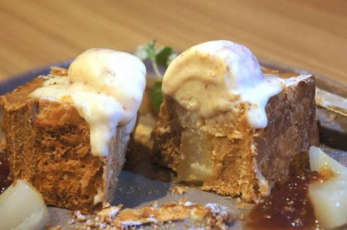 12/1(月)

おはようございます。
お久しぶりの登場となりました。
川口の薄毛の貴公子ことキッチンキイロ安部です。

この間家に帰ったら妻が早送りでドラマを見ていました
早口で進む会話
俳優さんの複雑な感情や微妙な表情を読み取る間も無く
進むストーリー
一体妻はどんな気持ちでこれを見ているのだ
なんか良くない気がする便利すぎてなんか良くない気がする

子供の頃TVを見ている時に起こる『おい〜！ここでまた
CMかよ〜！！今のうちにトイレ行っとこっ』のくだりは
もう無いのである。
『今日MステにSPEED出るから早く帰らなきゃ！』となる事も
もう無いのである。
友達に電話する時に家電にかけて、友達のお母さんが出る事も
もう無いのである。
カセットテープを鉛筆の裏で巻き巻きする事も
もう無いのである。

なんて事を考えている間に気が付けば
12月に突入してしまいました。

みっきみきの仕込みが追いつかず中々更新が出来ず
大変申し訳ございません🙇‍♂️

着々とメニューは冬仕様に入れ替わっておりますので
楽しみにご来店頂ければと思います👌

本日の新メニューはこちら

『蝦夷鹿とフォアグラのパイ包　グランヴヌールソース🥧』

柔らかい蝦夷鹿のしんたまときのこのデュクセル
フレッシュなフォアグラを網脂で包み、巻き巻きして
パイ包焼きに。
ソースは黒胡椒とフランボワーズを効かせた
グランヴヌールソースでどうぞ🫐

柔らかい蝦夷鹿とフォアグラのコク
サクサクのパイ生地にふわりと香るきのこの香り
フランボワーズの酸味で引き締めて

キイロの冬のスペシャリテ
もぐもぐしながら赤ワインをゴクリ🍷

1日数量限定ですので出会えた際には是非
お試し下さいませ🤤

12月は既にご予約で埋まっているお日にちもございますので
ご予約の際はお早目にお願い致します⚠️

今年も早いもので残すところあと1ヶ月。
1年の締めくくりに是非お待ちしております☺️

それでは本日もよろしくお願い致します😊❗️

#kiiro #kitchenkiiro #キイロ #キイロ川口 #キッチンキイロ #川口 #川口グルメ #川口ランチ #ディナー #ワイン #ナチュールワイン #国産ワイン #フランスワイン #イタリアワイン #ナパワイン #クラフトビール #クラフトジン #ビストロ #バル #居酒屋 #忘年会 #貸切 #1人飲み #女子会 #赤羽 #川口元郷 #鳩ヶ谷 #スタッフ募集 #パイ包み