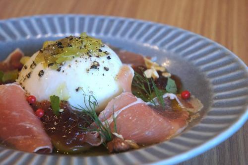 10/28(火)

先日お仕事終わりの深夜2時
誰もいない松屋でご飯を食べながらルーキーズを読んでいたら
感動して1人で号泣してしまいました
真夜中に松屋で泣きながら牛丼食べているおじさん

おはようございます。昭和が生み出した悲しきモンスター
でお馴染みのキッチンキイロ安部です。

着々と寒い寒い季節に近づいてきております今日この頃
皆様体調崩されておりませんでしょうか。

いやはや1年は早いねぇなんて言いつつ
WOW WAR TONIGHTを口ずさみつつ
本日もキイロにストレスを置きにいらして下さいませ。

さぁそんな本日のおススメは
『洋梨のコンポートとキャラメルクリームのナポレオンパイ🍐』
でございます🆕

白ワインとホールスパイスでコンポートした洋梨を
キャラメルとカスタードのムースリーヌでサンド
上にはいちじくとくるみのアイスを乗せて🍨
アールグレイのジュレと一緒に濃厚だけれども
さっぱりとどうぞ🤤

さぁ食欲を解放しましょう

クリリンが悟飯に言うような感じでね

ちょっとマニアック過ぎますね

そんなこんなで少しずつメニューも入れ替わっておりますので
是非お立ち寄り下さいませ🕵️‍♀️

それでは本日もよろしくお願い致します😊❗️

#kiiro #kitchenkiiro #キイロ #キッチンキイロ #キイロ川口 #川口 #川口グルメ #川口ランチ #ディナー #ワイン #ナチュールワイン #ナチュールワインが飲める店 #国産ワイン #フランスワイン #イタリアワイン #ナパワイン #ビストロ #バル #居酒屋 #クラフトピール #クラフトジン #貸切 #忘年会 #1人飲み #女子会 #赤羽 #川口元郷 #鳩ヶ谷 #スタッフ募集 #アルバイト募集