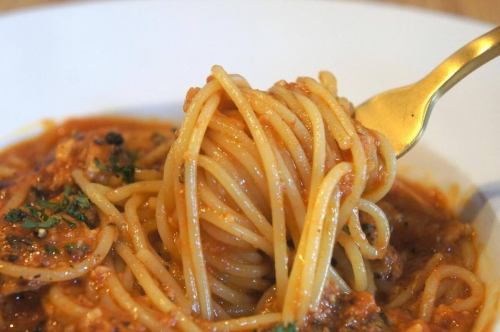 10/28(火)

先日お仕事終わりの深夜2時
誰もいない松屋でご飯を食べながらルーキーズを読んでいたら
感動して1人で号泣してしまいました
真夜中に松屋で泣きながら牛丼食べているおじさん

おはようございます。昭和が生み出した悲しきモンスター
でお馴染みのキッチンキイロ安部です。

着々と寒い寒い季節に近づいてきております今日この頃
皆様体調崩されておりませんでしょうか。

いやはや1年は早いねぇなんて言いつつ
WOW WAR TONIGHTを口ずさみつつ
本日もキイロにストレスを置きにいらして下さいませ。

さぁそんな本日のおススメは
『洋梨のコンポートとキャラメルクリームのナポレオンパイ🍐』
でございます🆕

白ワインとホールスパイスでコンポートした洋梨を
キャラメルとカスタードのムースリーヌでサンド
上にはいちじくとくるみのアイスを乗せて🍨
アールグレイのジュレと一緒に濃厚だけれども
さっぱりとどうぞ🤤

さぁ食欲を解放しましょう

クリリンが悟飯に言うような感じでね

ちょっとマニアック過ぎますね

そんなこんなで少しずつメニューも入れ替わっておりますので
是非お立ち寄り下さいませ🕵️‍♀️

それでは本日もよろしくお願い致します😊❗️

#kiiro #kitchenkiiro #キイロ #キッチンキイロ #キイロ川口 #川口 #川口グルメ #川口ランチ #ディナー #ワイン #ナチュールワイン #ナチュールワインが飲める店 #国産ワイン #フランスワイン #イタリアワイン #ナパワイン #ビストロ #バル #居酒屋 #クラフトピール #クラフトジン #貸切 #忘年会 #1人飲み #女子会 #赤羽 #川口元郷 #鳩ヶ谷 #スタッフ募集 #アルバイト募集