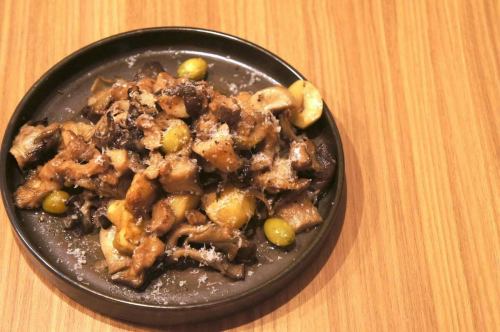 10/23(木)

小さい頃は消費税の概念が無く、20円を握りしめて
お菓子屋さんへ向かい
うまい棒と10円ガムをレジへ持って行き
お会計が21円だった為買えず
1個ずつ買うという秘技を編み出した記憶があります。
おはようございます。キッチンキイロ安部です。

お休み頂きありがとうございました。

子供の成長はあっという間なんて言いますが
息子もこの間までよだれを垂らしながらゲヘゲヘゲヘゲヘ
していたのに

最近ではベイブレードをブンブン回す日々でございます。

意外と凝り性のこの安部
息子と一緒により強いベイを研究し
新しいベイを買ったりパーツを買ったりして
趣味ベイブレードになって参りました

これでもう『安部さんご趣味は？』と聞かれた際には

『はい、ベイブレードを少々…』と答える事が出来

お見合いに行く事があるならば

『私は割とアウトドアなタイプでして、〇〇さんと
お付き合いさせて頂いた際には
のんびり公園でベイブレードをしたり、一緒に山登りをして
山頂でベイブレードをしたりしたいなと思います。
夏は海でベイブレードなんかも良いですね。』

と答える事が出来ます。
これはモテちゃいますね。

無趣味でお困りの方は是非トライしてみて下さいませ💫

という事で本日のおススメは
『国産きのこと栗と銀杏のソテー　ポルチーニのフリカッセ🍄』
でございます🆕

その日の仕入れによって変わる国産きのこ達と
旬の栗と銀杏を香ばしくソテー
バターの香りとポルチーニの香りたっぷりの
フリカッセをソース代わりに。
仕上げにパルミジャーノをスッスッスッ

素敵な秋のおつまみの完成です🍁

是非ワインと共にグビリと流し込んで下さいませ🤤

それでは本日も皆様のご来店
心よりお待ちしております😊❗️

#kiiro #kitchenkiiro #キイロ川口 #川口 #川口グルメ #川口ランチ #ディナー #ワイン #ナチュールワイン #国産ワイン #フランスワイン #ナパワイン #イタリアワイン #クラフトピール #クラフトジン #ビストロ #バル #居酒屋 #忘年会 #貸切 #1人飲み #女子会 #赤羽 #川口元郷 #鳩ヶ谷 #スタッフ募集 #アルバイト募集 #きのこ