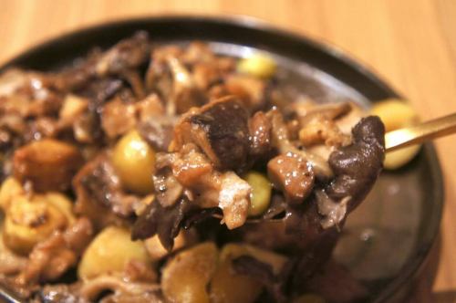 10/23(木)

小さい頃は消費税の概念が無く、20円を握りしめて
お菓子屋さんへ向かい
うまい棒と10円ガムをレジへ持って行き
お会計が21円だった為買えず
1個ずつ買うという秘技を編み出した記憶があります。
おはようございます。キッチンキイロ安部です。

お休み頂きありがとうございました。

子供の成長はあっという間なんて言いますが
息子もこの間までよだれを垂らしながらゲヘゲヘゲヘゲヘ
していたのに

最近ではベイブレードをブンブン回す日々でございます。

意外と凝り性のこの安部
息子と一緒により強いベイを研究し
新しいベイを買ったりパーツを買ったりして
趣味ベイブレードになって参りました

これでもう『安部さんご趣味は？』と聞かれた際には

『はい、ベイブレードを少々…』と答える事が出来

お見合いに行く事があるならば

『私は割とアウトドアなタイプでして、〇〇さんと
お付き合いさせて頂いた際には
のんびり公園でベイブレードをしたり、一緒に山登りをして
山頂でベイブレードをしたりしたいなと思います。
夏は海でベイブレードなんかも良いですね。』

と答える事が出来ます。
これはモテちゃいますね。

無趣味でお困りの方は是非トライしてみて下さいませ💫

という事で本日のおススメは
『国産きのこと栗と銀杏のソテー　ポルチーニのフリカッセ🍄』
でございます🆕

その日の仕入れによって変わる国産きのこ達と
旬の栗と銀杏を香ばしくソテー
バターの香りとポルチーニの香りたっぷりの
フリカッセをソース代わりに。
仕上げにパルミジャーノをスッスッスッ

素敵な秋のおつまみの完成です🍁

是非ワインと共にグビリと流し込んで下さいませ🤤

それでは本日も皆様のご来店
心よりお待ちしております😊❗️

#kiiro #kitchenkiiro #キイロ川口 #川口 #川口グルメ #川口ランチ #ディナー #ワイン #ナチュールワイン #国産ワイン #フランスワイン #ナパワイン #イタリアワイン #クラフトピール #クラフトジン #ビストロ #バル #居酒屋 #忘年会 #貸切 #1人飲み #女子会 #赤羽 #川口元郷 #鳩ヶ谷 #スタッフ募集 #アルバイト募集 #きのこ