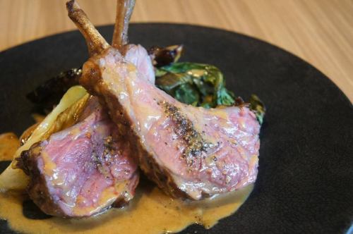 10/23(木)

小さい頃は消費税の概念が無く、20円を握りしめて
お菓子屋さんへ向かい
うまい棒と10円ガムをレジへ持って行き
お会計が21円だった為買えず
1個ずつ買うという秘技を編み出した記憶があります。
おはようございます。キッチンキイロ安部です。

お休み頂きありがとうございました。

子供の成長はあっという間なんて言いますが
息子もこの間までよだれを垂らしながらゲヘゲヘゲヘゲヘ
していたのに

最近ではベイブレードをブンブン回す日々でございます。

意外と凝り性のこの安部
息子と一緒により強いベイを研究し
新しいベイを買ったりパーツを買ったりして
趣味ベイブレードになって参りました

これでもう『安部さんご趣味は？』と聞かれた際には

『はい、ベイブレードを少々…』と答える事が出来

お見合いに行く事があるならば

『私は割とアウトドアなタイプでして、〇〇さんと
お付き合いさせて頂いた際には
のんびり公園でベイブレードをしたり、一緒に山登りをして
山頂でベイブレードをしたりしたいなと思います。
夏は海でベイブレードなんかも良いですね。』

と答える事が出来ます。
これはモテちゃいますね。

無趣味でお困りの方は是非トライしてみて下さいませ💫

という事で本日のおススメは
『国産きのこと栗と銀杏のソテー　ポルチーニのフリカッセ🍄』
でございます🆕

その日の仕入れによって変わる国産きのこ達と
旬の栗と銀杏を香ばしくソテー
バターの香りとポルチーニの香りたっぷりの
フリカッセをソース代わりに。
仕上げにパルミジャーノをスッスッスッ

素敵な秋のおつまみの完成です🍁

是非ワインと共にグビリと流し込んで下さいませ🤤

それでは本日も皆様のご来店
心よりお待ちしております😊❗️

#kiiro #kitchenkiiro #キイロ川口 #川口 #川口グルメ #川口ランチ #ディナー #ワイン #ナチュールワイン #国産ワイン #フランスワイン #ナパワイン #イタリアワイン #クラフトピール #クラフトジン #ビストロ #バル #居酒屋 #忘年会 #貸切 #1人飲み #女子会 #赤羽 #川口元郷 #鳩ヶ谷 #スタッフ募集 #アルバイト募集 #きのこ