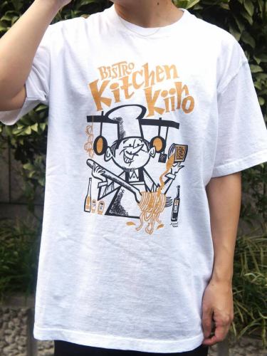 10/9(木)

お風呂掃除をしようとして蛇口からお水を出した時
間違えてシャワーを出してしまってひゃあぁぁ〜！って
なってしまった際
反射的にシャワーを止める私の手のスピードが速くてあまり
お水がかからなかった時
ふぅ〜さすが俺だぜぇと満ち足りた気持ちになるんだなぁ

おはようございます。キッチンキイロ安部です。

この度お陰様で無事に3周年を迎える事が出来ました。
皆様いつもありがとうございます🙇‍♂️

NEWステッカーも絶賛配布中ではございますが
NEW Tシャツのサンプルも届きましたので
2週間の受注生産・販売を本日スタートさせて頂きます🙌

Bee chan man Tee(オリジナルステッカー付)
¥5500(Tax in)

【BODY】
GOOD ON 
100% Cotton / 5.5 oz Jersey

良質なUSAコットンを使用した『10年着れる』
GOOD ONのベーシックTee！
@good_on_official 

size
S/M/L/XL
※写真のモデルは女性身長149㎝・Mサイズを着用

color:white

【Design】
@hirockshow_illustration 
イラストレーターとして、多くの雑誌・書籍・ポスターのイラストを中心に某大手企業のキャラクター製作からTシャツデザインまで幅広く手掛け、活躍されている川口が誇る巨匠HIROCKSHOWさんに手掛けて頂いたkiiro限定デザイン！

【受注期間】
2025年10月9日(木)〜2025年10月26日(日)

【お渡し期間】
11月中頃納品予定
入荷次第お客様に個別にご連絡させて頂きます。
店頭にてお支払いと受け渡しになります。
お支払いは現金・クレジットカード・PayPayのいずれかより
受け渡しの際にお願い致します。

【ご注文方法】
InstagramのDMまたはお電話にて
ご連絡下さいませ。DMの方はお名前・電話番号・希望サイズを
お願い致します。

以上となります。
何かご不明な点がございましたらお気軽にご連絡下さいませ。

約2週間の短い受注期間ではございますが、
ベーちゃんマンTee是非よろしくお願い致します☺️

それでは皆様のご連絡心よりお待ちしております🙌

#kiiro #kitchenkiiro #キイロ #キッチンキイロ #キイロ川口 #川口 #川口グルメ #川口ランチ #ディナー #ワイン #ナチュールワイン #ナチュールワインが飲める店 #フランスワイン #国産ワイン #イタリアワイン #ナパワイン #ビストロ #バル #居酒屋 #貸切 #忘年会 #1人飲み #女子会 #赤羽 #鳩ヶ谷 #川口元郷 #スタッフ募集 #アルバイト募集 #hirockshow #goodon