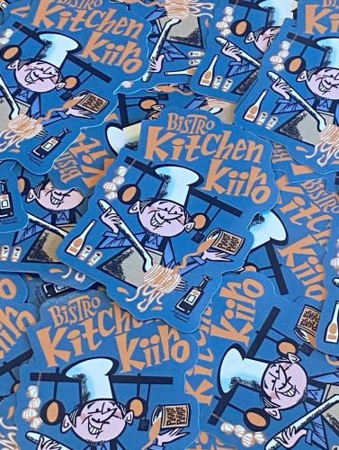 【感謝】

おはようございます。
何処かにぶつけた記憶も無いのに
気が付けば体に青なじみが出来ている
ドジっ子おじさんでお馴染みのキッチンキイロ安部です。

いつもキッチンキイロをご利用頂き誠にありがとうございます。
お陰様で私達キイロも10月4日で3周年となります。

順風満帆とはかけ離れた実に波瀾万丈な毎日で
1年目2年目は私は来月生きれるのか？なんて
毎月思っておりましたが

皆様のお陰で無事に3周年を迎える事が出来そうでございます。

オープン当初から変わらず愛してくれているお客様
キイロを応援して下さるお客様
辛い時も頑張ってくれているスタッフの皆
お世話になっている先輩方や仲間達
各業者の皆様

沢山の人達に支えられてキイロは存在しております。
皆様いつも本当にありがとうございます。

相変わらずへらへらへらへらして
何も誇れる物の無い私ではございますが
毎日少しずつコツコツと
皆様が笑顔になれる場所を提供出来るよう
スタッフ一同精進して参りますので
4年目もどうぞよろしくお願い致します🙇‍♂️

ということで10月より3周年のNEWステッカーを
ご来店頂いた皆様へ配布させて頂きます🆕
今回は川口が誇る巨匠@hirockshow_illustration さんに
デザインして頂きましたNEWバージョン😍

スタッフまでお気軽に『ステッカーくれよ！』と
お声掛け下さいませ👌

NEWTシャツも現在作成中ですのでお楽しみに☺️

それでは4年目も全力で駆け抜けていきます！
皆様引き続きどうぞよろしくお願い致します❗️❗️

#kiiro #kitchenkiiro #キイロ #キッチンキイロ #キイロ川口 #川口 #川口グルメ #川口ランチ #ディナー #ワイン #ナチュールワイン #ナチュールワインが飲める店 #フランスワイン #国産ワイン #イタリアワイン #ナパワイン #ビストロ #バル #居酒屋 #貸切 #1人飲み #女子会 #クラフトピール #クラフトジン #赤羽 #川口元郷 #鳩ヶ谷 #スタッフ募集 #アルバイト募集 #3周年