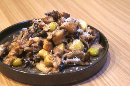 12月16日（星期二）

早上好。
今天，我依然像往常一样兴奋不已。
你醒着还是睡着了？
他最近的口头禅是“我一点都不累”。
这是 Kitchen Yellow Abe，又名 Teyandei Abe。

距离我上次更新已经很久了。
我安然无恙

有时我感到头晕的时候，就会模仿动物滨口的动作。
尽力而为会让你感觉良好。谢谢滨口先生。

时光飞逝，转眼间十二月已经过半。
感觉今年会转瞬即逝。
如果你还没做好你的黄色连衣裙，请和我们一起模仿动物滨口吧。
欢迎来参观我们🦍

最近天气突然变冷，我很容易感冒。
请注意身体健康。
在这样的时刻，请尽情欣赏动物滨口的模仿秀吧。
谢谢滨口先生。

因此，菜单的推出被推迟了。
菜单更新多多🆕

今天的推荐是
“北海道乳菇舞茸炸丸子配柚子鞑靼和帕玛森芝士🍄”

每年都会制作一种很受欢迎的油炸食品，用肥嫩的牛肚和舞茸菇油炸至酥脆蓬松。
今年，您可以品尝到自制柚子鞑靼带来的柚子香气。
你还可以佐以帕玛森奶酪和岩盐品尝葡萄酒。
请选择您喜欢的款式🤤

还有一些菜品我们尚未推出。
请到店查看👌

今年只剩下一点点时间了！敬请期待下半年！
谢谢😊❗️

#kiiro #kitchenkiiro #kiiro #KitchenKiiro #KiiroKawaguchi #KawaguchiGourmet #KawaguchiLunch #Dinner #Wine #NaturalWine #DomesticWine #FrenchWine #ItalianWine #NapaWine #CraftBeer #CraftGin #Bistro #Bar #Izakaya #YearEndParty #NewYearsParty #PrivateParty #DrinkingSolo #GirlsNight #Akabane #KawaguchiMotogo #Hatogaya #StaffRecruitment #Part-timeWorkHunting