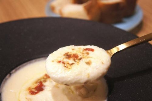 12月16日（星期二）

早上好。
今天，我依然像往常一样兴奋不已。
你醒着还是睡着了？
他最近的口头禅是“我一点都不累”。
这是 Kitchen Yellow Abe，又名 Teyandei Abe。

距离我上次更新已经很久了。
我安然无恙

有时我感到头晕的时候，就会模仿动物滨口的动作。
尽力而为会让你感觉良好。谢谢滨口先生。

时光飞逝，转眼间十二月已经过半。
感觉今年会转瞬即逝。
如果你还没做好你的黄色连衣裙，请和我们一起模仿动物滨口吧。
欢迎来参观我们🦍

最近天气突然变冷，我很容易感冒。
请注意身体健康。
在这样的时刻，请尽情欣赏动物滨口的模仿秀吧。
谢谢滨口先生。

因此，菜单的推出被推迟了。
菜单更新多多🆕

今天的推荐是
“北海道乳菇舞茸炸丸子配柚子鞑靼和帕玛森芝士🍄”

每年都会制作一种很受欢迎的油炸食品，用肥嫩的牛肚和舞茸菇油炸至酥脆蓬松。
今年，您可以品尝到自制柚子鞑靼带来的柚子香气。
你还可以佐以帕玛森奶酪和岩盐品尝葡萄酒。
请选择您喜欢的款式🤤

还有一些菜品我们尚未推出。
请到店查看👌

今年只剩下一点点时间了！敬请期待下半年！
谢谢😊❗️

#kiiro #kitchenkiiro #kiiro #KitchenKiiro #KiiroKawaguchi #KawaguchiGourmet #KawaguchiLunch #Dinner #Wine #NaturalWine #DomesticWine #FrenchWine #ItalianWine #NapaWine #CraftBeer #CraftGin #Bistro #Bar #Izakaya #YearEndParty #NewYearsParty #PrivateParty #DrinkingSolo #GirlsNight #Akabane #KawaguchiMotogo #Hatogaya #StaffRecruitment #Part-timeWorkHunting