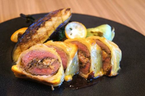 12/1（星期一）

早上好。
距离我上次露面已经很久了。
我是来自 Kitchen Yellow 的 Abe，川口的秃顶王子。

前几天我回家时，发现我妻子正在快进看一部电视剧。
快节奏的对话
没有时间去解读演员们复杂的情感和微妙的表情。
故事由此展开
我妻子看到这个会作何感想？
我总觉得哪里不太对劲。这太方便了，我总觉得哪里不太对劲。

我小时候看电视的时候，会说：“嘿！又来了！”
这是广告吗？！我现在要去趟洗手间。
它已不复存在。
“SPEED乐队今天会在音乐电台播出，所以我得早点回家！”
它已不复存在。
当你打电话给朋友时，你拨打的是家里的电话，接电话的是你朋友的妈妈。
它已不复存在。
你也可以用铅笔的背面来卷磁带。
它已不复存在。

当我思考这个问题时，我意识到
我们已经进入十二月了。

我忙不过来，没法及时更新 MikkiMiki 的内容。
非常抱歉🙇‍♂️

我们的菜单正在逐步更换为冬季版本，
希望您期待您的光临👌

今天的新菜单在这里

“虾夷鹿肉鹅肝酥皮点心配 Grand Veneur 酱汁🥧”

嫩北海道鹿肉丸配蘑菇酱
新鲜鹅肝裹在网状酥皮里卷起来
用于烘焙馅饼皮。
酱汁用黑胡椒和覆盆子调味。
搭配 Grand Veneur 酱汁享用🫐

鲜嫩的北海道鹿肉和浓郁的鹅肝
酥脆的派皮散发着淡淡的蘑菇香气。
覆盆子的酸味使其口感更加紧致。

黄的冬季特产
一边啜饮红酒一边吃零食

每天提供的商品数量有限，所以如果你遇到，一定要去看看！
请试试吧🤤

12月的部分日期已经订满了。
请尽快预订⚠️

今年过得真快，只剩最后一个月了。
我们期待在年底与您相见☺️

感谢您今天持续的支持😊❗️

#kiiro #kitchenkiiro #kiirokawaguchi #kitchenkiiro #kawaguchi #kawaguchigourmet #kawaguchilunch #dinner #wine #naturalwine #domesticwine #frenchwine #italianwine #napawine #craftbeer #craftgin #bistro #bar #izakaya #yearendparty #privateparty #drinkingalone #girlsnightout #akabane #kawaguchimotogo #hatogaya #staffrecruitment #piewrap