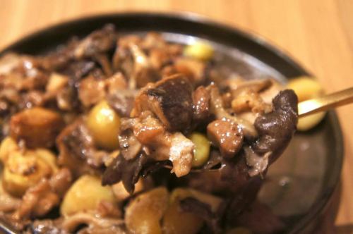 12/1（星期一）

早上好。
距离我上次露面已经很久了。
我是来自 Kitchen Yellow 的 Abe，川口的秃顶王子。

前几天我回家时，发现我妻子正在快进看一部电视剧。
快节奏的对话
没有时间去解读演员们复杂的情感和微妙的表情。
故事由此展开
我妻子看到这个会作何感想？
我总觉得哪里不太对劲。这太方便了，我总觉得哪里不太对劲。

我小时候看电视的时候，会说：“嘿！又来了！”
这是广告吗？！我现在要去趟洗手间。
它已不复存在。
“SPEED乐队今天会在音乐电台播出，所以我得早点回家！”
它已不复存在。
当你打电话给朋友时，你拨打的是家里的电话，接电话的是你朋友的妈妈。
它已不复存在。
你也可以用铅笔的背面来卷磁带。
它已不复存在。

当我思考这个问题时，我意识到
我们已经进入十二月了。

我忙不过来，没法及时更新 MikkiMiki 的内容。
非常抱歉🙇‍♂️

我们的菜单正在逐步更换为冬季版本，
希望您期待您的光临👌

今天的新菜单在这里

“虾夷鹿肉鹅肝酥皮点心配 Grand Veneur 酱汁🥧”

嫩北海道鹿肉丸配蘑菇酱
新鲜鹅肝裹在网状酥皮里卷起来
用于烘焙馅饼皮。
酱汁用黑胡椒和覆盆子调味。
搭配 Grand Veneur 酱汁享用🫐

鲜嫩的北海道鹿肉和浓郁的鹅肝
酥脆的派皮散发着淡淡的蘑菇香气。
覆盆子的酸味使其口感更加紧致。

黄的冬季特产
一边啜饮红酒一边吃零食

每天提供的商品数量有限，所以如果你遇到，一定要去看看！
请试试吧🤤

12月的部分日期已经订满了。
请尽快预订⚠️

今年过得真快，只剩最后一个月了。
我们期待在年底与您相见☺️

感谢您今天持续的支持😊❗️

#kiiro #kitchenkiiro #kiirokawaguchi #kitchenkiiro #kawaguchi #kawaguchigourmet #kawaguchilunch #dinner #wine #naturalwine #domesticwine #frenchwine #italianwine #napawine #craftbeer #craftgin #bistro #bar #izakaya #yearendparty #privateparty #drinkingalone #girlsnightout #akabane #kawaguchimotogo #hatogaya #staffrecruitment #piewrap