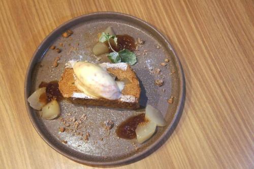 10/28(周二)

有一天，凌晨 2 点下班后
我在空荡荡的松屋餐厅一边吃晚饭一边读《Rookies》。
感动到我一个人泪流满面
半夜在松屋吃牛肉盖饭哭的老人

早上好。昭和时代诞生的悲伤怪物
我是 Kitchen Yellow 的 Abe，一个熟悉的名字。

寒冷的季节正在逐渐临近。
我希望你们都身体健康。

嗯，我知道，一年过去得很快。
一边哼唱着“WOW WAR TONIGHT”
今天就来 Kiiro 缓解您的压力吧。

所以今天的推荐是
“拿破仑派配梨子果盘和焦糖奶油🍐”
没错🆕

梨子蜜饯配白葡萄酒和香料
焦糖蛋奶慕斯三明治
上面放着无花果和核桃冰淇淋🍨
富含伯爵茶果冻。
清爽享受🤤

让我们释放你的胃口

就像克林对悟饭说的那样

有点太疯狂了

所以菜单正在一点一点地改变。
请顺便来🕵️‍♀️

感谢您今天持续的支持😊❗️

#kiiro #kitchenkiiro #kiiro #KitchenKiiro #KiiroKawaguchi #KawaguchiGourmet #KawaguchiLunch #Dinner #Wine #NaturalWine #NaturalWineRestaurant #DomesticWine #FrenchWine #ItalianWine #NapaWine #Bistro #Bar #Izakaya #CraftPeel #CraftGin #PrivateReservation #YearEndParty #DrinkingSolo #GirlsNightOut #Akabane #KawaguchiMotogo #Hatogaya #StaffRecruitment #Part-timeWorkHunting