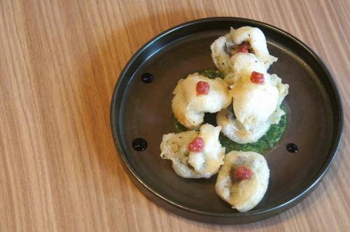 10月23日（星期四）

我小时候没有消费税的概念，手里拿着的都是20日元。
去糖果店
把美味棒和10日元口香糖带到收银台
因为账单是21日元，所以我买不到。
我记得我想出了一个秘密技巧，那就是一次买一个。
早上好。我是 Kitchen Yellow 的 Abe。

感谢您抽出时间。

他们说孩子长得太快了
直到最近，我的儿子还在流口水和大笑。
尽管我

最近，我一直在玩旋转战斗陀螺。

安倍出人意料地挑剔
我和儿子一起研究了更强大的 Bey。
我买了一个新的舱室和一些零件。
战斗陀螺已经成为了我的爱好。

现在当有人问我，“阿部先生，你的爱好是什么？”

我回答道：“是的，有点像陀螺战士……”

如果你必须去约会

“我是一个非常喜欢户外活动的人，并且和先生/女士一起。
当我们见面时，
我们在公园里玩陀螺游戏，一起去爬山。
我很想在山顶上玩陀螺战斗陀螺。
夏天的时候，在沙滩上玩陀螺战斗陀螺也是很有趣的。“

你可以回答“是的”。
这绝对会让你受欢迎。

如果你在爱好上遇到困难，请尝试一下💫

所以今天的推荐是
“炒国产蘑菇、栗子和银杏，配牛肝菌炖汤🍄”
没错🆕

根据当天库存变化的国产蘑菇
香炒时令栗子和银杏
浓郁的黄油和牛肝菌香气
使用炖肉代替酱汁。
最后撒上一些帕尔马干酪。

一份美味的秋季小吃做好了！

请用一杯酒把它喝下去。

感谢您今天的来访。
我们期待见到你😊❗️

#kiiro #kitchenkiiro #Kiiro Kawaguchi #Kawaguchi #Kawaguchi Gourmet #Kawaguchi Lunch #Dinner #Wine #Natural Wine #Domestic Wine #French Wine #Napa Wine #Italian Wine #Craft Peel #Craft Gin #Bistro #Bar #Izakaya #Year-End Party #Private Party #Drinking Alone #Girls' Night Out #Akabane #Kawaguchi Motogo #Hatogaya #Recruiting Staff #Party Jobs #Mushrooms