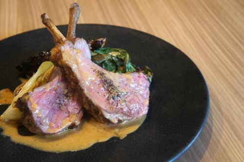 10/17(周五)

最近第一次看到长野芽衣的照片。
长野芽衣好可爱啊
自从《龙猫》之后，梅这个名字就不再出现了。
早上好。我是 Kitchen Yellow 的 Abe。

抱歉，更新让您久等了。

三天小长假过后，食材全部卖完了。
由于昨天的准备，我终于完成了它。
今天又是 MikkiMiki。

看起来秋天的气息一天天加深，但事实可能并非如此。
最近，秋季菜单陆续出炉。
可能是也可能不是
欢迎来拜访我们🍁

我根本就没跟上介绍。
最近发布的菜单

烤羊排和烤蔬菜

我们已经有一段时间没有发布肉类菜单了🆕
熟悉的法式羊排，慢慢烤制。
鲜嫩多汁的羊排
搭配洛克福酱享用。

就像阿部大腿一样柔软。

请尝试一下☺️

我一直在忙着准备 MikkiMiki，所以没能更新太多内容。
葡萄酒和食物的选择不断更新。
不要错过🕵️‍♀️

我们仍在接受三周年纪念T恤的订单👕

感谢您今天持续的支持😊❗️

#kiiro #kitchenkiiro #kiiro #KitchenKiiro #KiiroKawaguchi #KawaguchiGourmet #KawaguchiLunch #Dinner #Wine #NaturalWine #DomesticWine #FrenchWine #ItalianWine #NapaWine #CraftBeer #CraftGin #Bistro #Bar #Izakaya #YearEndParty #PrivateParty #DrinkingSolo #Akabane #KawaguchiMotogo #Hatogaya #RecruitingStaff #RecruitingPart-TimeWorkers #LambChops