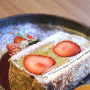 딸기 피스타치오 크림 나폴레옹 파이