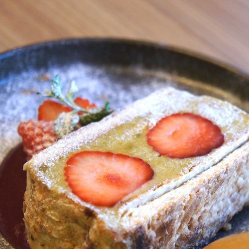 いちごとピスタチオクリームのナポレオンパイ