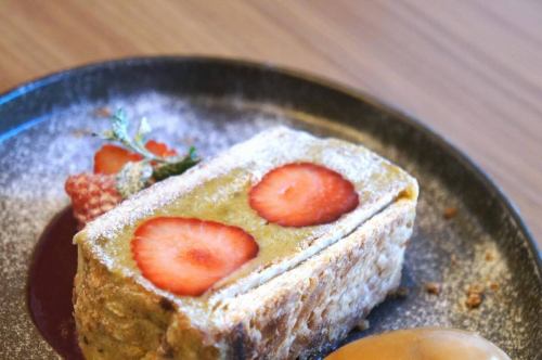 1/30(金)

おはようございます。週末ヒロインのキッチンキイロ安部です。

寒い日が続いておりますが皆様いかがお過ごしでしょうか。
私は先程まで書いていた投稿が謎に全部消えてしまった為
キィーーーッ‼︎ってなりそうな気持ちを押し殺し
今また親指を酷使しながらトントントントン
文字を打ち込んでおります。

週末ヒロインたるものこんな時も笑顔を忘れずに
本日のご紹介に参りたいと思います。

本日はNEWナポレオンパイのご紹介です🥧

『いちごとピスタチオクリームのナポレオンパイ🍓』

フレッシュないちごとローストしたピスタチオをペースト状にして練り込んだムースリーヌ
下にはフランボワーズのピュレの酸味と
お隣には自家製キャラメルアイスのほのかな苦味を添えて🍮

ピスタチオのお豆豆した香りをお楽しみ下さいませ🫛

今冬のデザートはこれでキマリ🤤

是非ご賞味下さいませ。

それでは本日もよろしくお願い致します😊❗️

#kitchenkiiro  #キッチンキイロ #川口 #ビストロ #ナチュールワイン