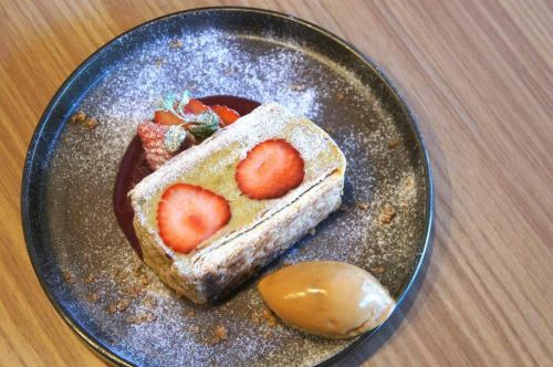 1/30(金)

おはようございます。週末ヒロインのキッチンキイロ安部です。

寒い日が続いておりますが皆様いかがお過ごしでしょうか。
私は先程まで書いていた投稿が謎に全部消えてしまった為
キィーーーッ‼︎ってなりそうな気持ちを押し殺し
今また親指を酷使しながらトントントントン
文字を打ち込んでおります。

週末ヒロインたるものこんな時も笑顔を忘れずに
本日のご紹介に参りたいと思います。

本日はNEWナポレオンパイのご紹介です🥧

『いちごとピスタチオクリームのナポレオンパイ🍓』

フレッシュないちごとローストしたピスタチオをペースト状にして練り込んだムースリーヌ
下にはフランボワーズのピュレの酸味と
お隣には自家製キャラメルアイスのほのかな苦味を添えて🍮

ピスタチオのお豆豆した香りをお楽しみ下さいませ🫛

今冬のデザートはこれでキマリ🤤

是非ご賞味下さいませ。

それでは本日もよろしくお願い致します😊❗️

#kitchenkiiro  #キッチンキイロ #川口 #ビストロ #ナチュールワイン