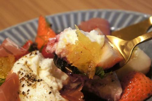 1/26(月)

なんだかんだでやっぱり坂井泉水が好き。
透明感といいますかナチュラルな感じといいますか
素敵が詰め込まれてるんだなぁそうなんだなぁ

おはようございます。
素敵を全て取りこぼしながら形成されたおじさんでお馴染みの
キッチンキイロ安部です。

現在はコミカルなおじさんに仕上がっちゃってますが
素敵なおじさんになりたい今日この頃。

まずはマフラーを中尾巻きする所から始めてみよう。
まずはカッコいいマフラーを買う所から。
ローソンに売ってるかな…

そんな密かな意気込みを抱えつつ1月も早々と過ぎていきます
今日この頃。

最近は寒さもマシマシでもう寒いのはいいよもう飽きたよ
なんて気持ちでいっぱいだとは思いますが

てやあーー！！と叫びつつ寒さに負けじと
是非お立ち寄り下さいませ。

そんな本日のオススメは
『いちごとはっさくと生ハムとブッラータ🍓』です🆕

フレッシュないちごとブッラータ
下にはブルーベリーとクローブのコンフィチュール
はっさくのジュレで柑橘の香りを🍊
香草と生ハムを散りばめて
カカオニブのカリカリとカカオの香りで仕上げ

フルーツたっぷりの前菜に仕上がりました🍓🍊🫐

ワインのお供に是非連れて行ってあげて
下さいませ🥂

是非お試し下さい🤤

それでは本日もよろしくお願い致します😊❗️

#kiiro #kitchenkiiro #キイロ #キッチンキイロ #キイロ川口 
#川口 #川口グルメ #川口ランチ #ディナー #ワイン #ナチュールワイン #国産ワイン #フランスワイン #イタリアワイン #ナパワイン #クラフトビール #クラフトジン #ビストロ #バル #居酒屋 #貸切 #新年会 #1人飲み #女子会 #赤羽 #鳩ヶ谷 #川口元郷 #スタッフ募集 #アルバイト募集