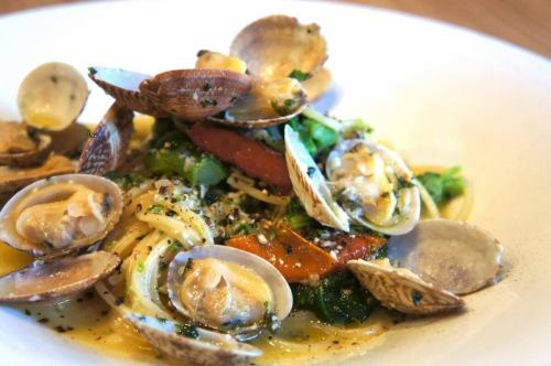 1/16(金)

自動販売機で飲み物を買ったのにも関わらず
取り出すのを忘れて帰って来てしまって
いっけね！ってなってしまったり
コンビニでお支払いをしたのにも関わらず
手ぶらで出て来てしまって店員さんが慌てて持って来てくれて
いっけね！ってなってしまったり
今コーヒーを買って来たばかりなのに
いっけね！コーヒー飲みたかったの忘れてた！ってなって
コーヒーを買いに行って戻って来たら
あれ、コーヒーさっき買って来たんだった
いっけねぇ
みたいなおじさんはお好きでしょうか。

おはようございます。
ドジっ子おじさんのキッチンキイロ安部です。

昔はご飯屋さんでお食事をした帰り道に
『あ、やばい！メガネ忘れて来ちゃった！ごめんダッシュで
取ってくるからちょっと待ってて！ごめん！』

って言ったら

『してるよ』

って言われた事もあります。う〜んドジっ子

そんなこんなで本日も気持ちの良い快晴でございます。
お正月ムードも落ち着き、新メニューが続々と登場中です。

本日は『アサリと菜の花のボンゴレビアンコ🐚』が
オンメニュー🆕

たっぷり入ったアサリの旨味と菜の花のほのかな苦味が
年末年始を越えてきたわがままボディにぴったりの
アッサリ〆パスタです🍝

是非お試し下さいませ🤤

お料理メニューもワインリストも続々と更新されて
おりますのでお見逃しなく🔍

それでは本日も皆様のご来店
心よりお待ちしております😊❗️

#kiiro #kitchenkiiro #キイロ #キッチンキイロ #キイロ川口 #川口 #川口グルメ #川口ランチ #ディナー #ワイン #ナチュールワイン #国産ワイン #フランスワイン #イタリアワイン #ナパワイン #クラフトビール #クラフトジン #ビストロ #バル #居酒屋 #新年会 #貸切 #女子会 #1人飲み #赤羽 #川口元郷 #鳩ヶ谷 #スタッフ募集 #アルバイト募集