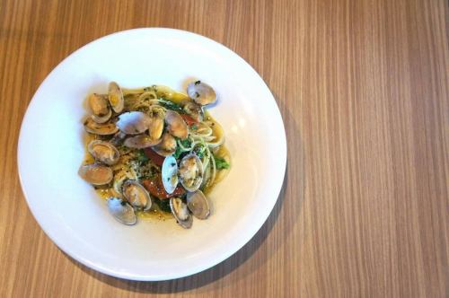 1/16(金)

自動販売機で飲み物を買ったのにも関わらず
取り出すのを忘れて帰って来てしまって
いっけね！ってなってしまったり
コンビニでお支払いをしたのにも関わらず
手ぶらで出て来てしまって店員さんが慌てて持って来てくれて
いっけね！ってなってしまったり
今コーヒーを買って来たばかりなのに
いっけね！コーヒー飲みたかったの忘れてた！ってなって
コーヒーを買いに行って戻って来たら
あれ、コーヒーさっき買って来たんだった
いっけねぇ
みたいなおじさんはお好きでしょうか。

おはようございます。
ドジっ子おじさんのキッチンキイロ安部です。

昔はご飯屋さんでお食事をした帰り道に
『あ、やばい！メガネ忘れて来ちゃった！ごめんダッシュで
取ってくるからちょっと待ってて！ごめん！』

って言ったら

『してるよ』

って言われた事もあります。う〜んドジっ子

そんなこんなで本日も気持ちの良い快晴でございます。
お正月ムードも落ち着き、新メニューが続々と登場中です。

本日は『アサリと菜の花のボンゴレビアンコ🐚』が
オンメニュー🆕

たっぷり入ったアサリの旨味と菜の花のほのかな苦味が
年末年始を越えてきたわがままボディにぴったりの
アッサリ〆パスタです🍝

是非お試し下さいませ🤤

お料理メニューもワインリストも続々と更新されて
おりますのでお見逃しなく🔍

それでは本日も皆様のご来店
心よりお待ちしております😊❗️

#kiiro #kitchenkiiro #キイロ #キッチンキイロ #キイロ川口 #川口 #川口グルメ #川口ランチ #ディナー #ワイン #ナチュールワイン #国産ワイン #フランスワイン #イタリアワイン #ナパワイン #クラフトビール #クラフトジン #ビストロ #バル #居酒屋 #新年会 #貸切 #女子会 #1人飲み #赤羽 #川口元郷 #鳩ヶ谷 #スタッフ募集 #アルバイト募集