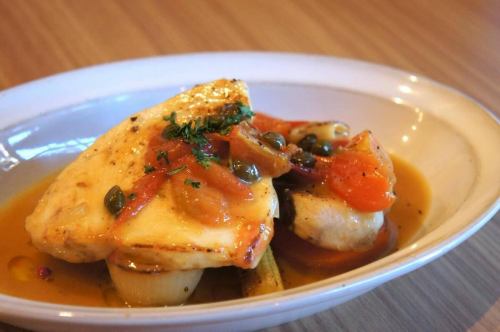 1/12(月)

先日子供が『おーくせんまん！おーくせんまんの〜』と
郷ひろみさんを熱唱しておりました。
『エキゾチックジャパ〜ン』と気持ち良くなった所で
ジャパンてどういう意味か知ってる？と聞いてみました
すると
『うん知ってる、ジャンプしてパンツ脱ぐことでしょ！』

郷ひろみさんてそんなコミカルな人だったっけな
確かに私もひろみさんに直接聞いたわけではないので
もしかしたらひろみさん的にはそう言った意味が込められている
のかもしれないし、あながち否定してはいけないのかな
僕の思っていたジャパンとひろみさんの言っているジャパンて
同じなのかな。どうなのかな。

あけましておめでとうございます。キッチンキイロ安部です。

年末年始とてんやわんやでご挨拶が遅くなり
大変申し訳ございません🙇‍♂️

本年も変わらぬご愛顧の程よろしくお願い致します🎍

今年は午年という事で、馬車馬のようにみっきみきに
働かせて頂く所存でございます。

是非人参片手にご来店頂けますと幸いです。

さぁそんな年明け1発目のオススメは

『メカジキとお野菜のポワレシチリア風🐠』でございます🆕

ふわふわにポワレしたメカジキを白ワイン・トマト・ケッパー等
でぐつぐつしたシチリア風ソースで。
カリッと焼いたバゲットと一緒に是非どうぞ🤤

それでは本日もよろしくお願い致します😊❗️

#kiiro #kitchenkiiro #キイロ #キッチンキイロ #キイロ川口 #川口 #川口グルメ #川口ランチ #ディナー #ワイン #ナチュールワイン #国産ワイン #フランスワイン #イタリアワイン #ナパワイン #クラフトピール #クラフトジン #ビストロ #バル #居酒屋 #貸切 #1人飲み #新年会 #女子会 #赤羽 #鳩ヶ谷 #川口元郷 #メカジキ