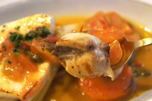 1/12(月)

先日子供が『おーくせんまん！おーくせんまんの〜』と
郷ひろみさんを熱唱しておりました。
『エキゾチックジャパ〜ン』と気持ち良くなった所で
ジャパンてどういう意味か知ってる？と聞いてみました
すると
『うん知ってる、ジャンプしてパンツ脱ぐことでしょ！』

郷ひろみさんてそんなコミカルな人だったっけな
確かに私もひろみさんに直接聞いたわけではないので
もしかしたらひろみさん的にはそう言った意味が込められている
のかもしれないし、あながち否定してはいけないのかな
僕の思っていたジャパンとひろみさんの言っているジャパンて
同じなのかな。どうなのかな。

あけましておめでとうございます。キッチンキイロ安部です。

年末年始とてんやわんやでご挨拶が遅くなり
大変申し訳ございません🙇‍♂️

本年も変わらぬご愛顧の程よろしくお願い致します🎍

今年は午年という事で、馬車馬のようにみっきみきに
働かせて頂く所存でございます。

是非人参片手にご来店頂けますと幸いです。

さぁそんな年明け1発目のオススメは

『メカジキとお野菜のポワレシチリア風🐠』でございます🆕

ふわふわにポワレしたメカジキを白ワイン・トマト・ケッパー等
でぐつぐつしたシチリア風ソースで。
カリッと焼いたバゲットと一緒に是非どうぞ🤤

それでは本日もよろしくお願い致します😊❗️

#kiiro #kitchenkiiro #キイロ #キッチンキイロ #キイロ川口 #川口 #川口グルメ #川口ランチ #ディナー #ワイン #ナチュールワイン #国産ワイン #フランスワイン #イタリアワイン #ナパワイン #クラフトピール #クラフトジン #ビストロ #バル #居酒屋 #貸切 #1人飲み #新年会 #女子会 #赤羽 #鳩ヶ谷 #川口元郷 #メカジキ