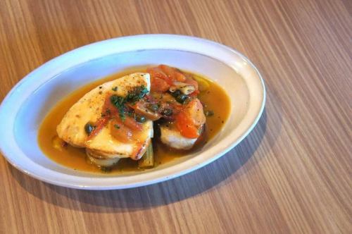 1/12(月)

先日子供が『おーくせんまん！おーくせんまんの〜』と
郷ひろみさんを熱唱しておりました。
『エキゾチックジャパ〜ン』と気持ち良くなった所で
ジャパンてどういう意味か知ってる？と聞いてみました
すると
『うん知ってる、ジャンプしてパンツ脱ぐことでしょ！』

郷ひろみさんてそんなコミカルな人だったっけな
確かに私もひろみさんに直接聞いたわけではないので
もしかしたらひろみさん的にはそう言った意味が込められている
のかもしれないし、あながち否定してはいけないのかな
僕の思っていたジャパンとひろみさんの言っているジャパンて
同じなのかな。どうなのかな。

あけましておめでとうございます。キッチンキイロ安部です。

年末年始とてんやわんやでご挨拶が遅くなり
大変申し訳ございません🙇‍♂️

本年も変わらぬご愛顧の程よろしくお願い致します🎍

今年は午年という事で、馬車馬のようにみっきみきに
働かせて頂く所存でございます。

是非人参片手にご来店頂けますと幸いです。

さぁそんな年明け1発目のオススメは

『メカジキとお野菜のポワレシチリア風🐠』でございます🆕

ふわふわにポワレしたメカジキを白ワイン・トマト・ケッパー等
でぐつぐつしたシチリア風ソースで。
カリッと焼いたバゲットと一緒に是非どうぞ🤤

それでは本日もよろしくお願い致します😊❗️

#kiiro #kitchenkiiro #キイロ #キッチンキイロ #キイロ川口 #川口 #川口グルメ #川口ランチ #ディナー #ワイン #ナチュールワイン #国産ワイン #フランスワイン #イタリアワイン #ナパワイン #クラフトピール #クラフトジン #ビストロ #バル #居酒屋 #貸切 #1人飲み #新年会 #女子会 #赤羽 #鳩ヶ谷 #川口元郷 #メカジキ