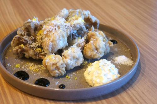 12/16(火)

おはようございます。
相も変わらず本日も全身みっきみき
起きているのか最早寝ているのか
最近の口癖は『俺は1ﾐﾘも疲れてねぇ』
てやんでい安部でお馴染みのキッチンキイロ安部です。

またしてもお久しぶりの更新となりますが
しっかり生きています

たまにフラフラしてきた時はアニマル浜口さんのモノマネを
全力でやると元気になります。ありがとう浜口さん。

早いもので12月ももう折り返し。
あっという間に今年も終わってしまいそうですので
キイロ納めがまだの方は是非一緒にアニマル浜口さんの物真似を
しにいらして下さいませ🦍

最近は急に寒くなったりで風邪をひいたりしがちなので
くれぐれも体調にはお気を付け下さいませ。
そんな時にも是非アニマル浜口さんのモノマネをご活用下さい
ありがとう浜口さん。

そんなこんなでメニューのご紹介が大変滞っておりますが
新メニュー沢山更新されております🆕

本日のオススメは
『北海道産白子と舞茸のフリット　柚子タルタルとパルミジャーノ🍄』

濃厚な白子と舞茸をサクフワに揚げた毎年人気のフリット。
今年は自家製の柚子タルタルで柚子の香りを楽しんでもよし
パルミジャーノと岩塩でワインをグビグビもよし
お好みのスタイルで是非どうぞ🤤

まだまだご紹介出来ていないメニューもございますので
店頭にて是非ご確認下さいませ👌

それでは今年もあと少し！後半戦もどうぞよろしく
お願い致します😊❗️

#kiiro #kitchenkiiro #キイロ #キッチンキイロ #キイロ川口 #川口 #川口グルメ #川口ランチ #ディナー #ワイン #ナチュールワイン #国産ワイン #フランスワイン #イタリアワイン #ナパワイン #クラフトビール #クラフトジン #ビストロ #バル #居酒屋 #忘年会 #新年会 #貸切 #1人飲み #女子会 #赤羽 #川口元郷 #鳩ヶ谷 #スタッフ募集 #アルバイト募集