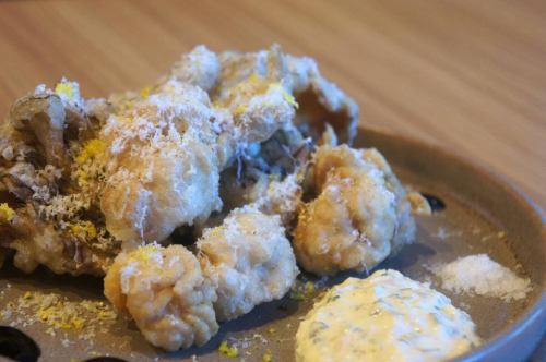 12/16(火)

おはようございます。
相も変わらず本日も全身みっきみき
起きているのか最早寝ているのか
最近の口癖は『俺は1ﾐﾘも疲れてねぇ』
てやんでい安部でお馴染みのキッチンキイロ安部です。

またしてもお久しぶりの更新となりますが
しっかり生きています

たまにフラフラしてきた時はアニマル浜口さんのモノマネを
全力でやると元気になります。ありがとう浜口さん。

早いもので12月ももう折り返し。
あっという間に今年も終わってしまいそうですので
キイロ納めがまだの方は是非一緒にアニマル浜口さんの物真似を
しにいらして下さいませ🦍

最近は急に寒くなったりで風邪をひいたりしがちなので
くれぐれも体調にはお気を付け下さいませ。
そんな時にも是非アニマル浜口さんのモノマネをご活用下さい
ありがとう浜口さん。

そんなこんなでメニューのご紹介が大変滞っておりますが
新メニュー沢山更新されております🆕

本日のオススメは
『北海道産白子と舞茸のフリット　柚子タルタルとパルミジャーノ🍄』

濃厚な白子と舞茸をサクフワに揚げた毎年人気のフリット。
今年は自家製の柚子タルタルで柚子の香りを楽しんでもよし
パルミジャーノと岩塩でワインをグビグビもよし
お好みのスタイルで是非どうぞ🤤

まだまだご紹介出来ていないメニューもございますので
店頭にて是非ご確認下さいませ👌

それでは今年もあと少し！後半戦もどうぞよろしく
お願い致します😊❗️

#kiiro #kitchenkiiro #キイロ #キッチンキイロ #キイロ川口 #川口 #川口グルメ #川口ランチ #ディナー #ワイン #ナチュールワイン #国産ワイン #フランスワイン #イタリアワイン #ナパワイン #クラフトビール #クラフトジン #ビストロ #バル #居酒屋 #忘年会 #新年会 #貸切 #1人飲み #女子会 #赤羽 #川口元郷 #鳩ヶ谷 #スタッフ募集 #アルバイト募集