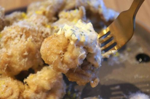 12/16(火)

おはようございます。
相も変わらず本日も全身みっきみき
起きているのか最早寝ているのか
最近の口癖は『俺は1ﾐﾘも疲れてねぇ』
てやんでい安部でお馴染みのキッチンキイロ安部です。

またしてもお久しぶりの更新となりますが
しっかり生きています

たまにフラフラしてきた時はアニマル浜口さんのモノマネを
全力でやると元気になります。ありがとう浜口さん。

早いもので12月ももう折り返し。
あっという間に今年も終わってしまいそうですので
キイロ納めがまだの方は是非一緒にアニマル浜口さんの物真似を
しにいらして下さいませ🦍

最近は急に寒くなったりで風邪をひいたりしがちなので
くれぐれも体調にはお気を付け下さいませ。
そんな時にも是非アニマル浜口さんのモノマネをご活用下さい
ありがとう浜口さん。

そんなこんなでメニューのご紹介が大変滞っておりますが
新メニュー沢山更新されております🆕

本日のオススメは
『北海道産白子と舞茸のフリット　柚子タルタルとパルミジャーノ🍄』

濃厚な白子と舞茸をサクフワに揚げた毎年人気のフリット。
今年は自家製の柚子タルタルで柚子の香りを楽しんでもよし
パルミジャーノと岩塩でワインをグビグビもよし
お好みのスタイルで是非どうぞ🤤

まだまだご紹介出来ていないメニューもございますので
店頭にて是非ご確認下さいませ👌

それでは今年もあと少し！後半戦もどうぞよろしく
お願い致します😊❗️

#kiiro #kitchenkiiro #キイロ #キッチンキイロ #キイロ川口 #川口 #川口グルメ #川口ランチ #ディナー #ワイン #ナチュールワイン #国産ワイン #フランスワイン #イタリアワイン #ナパワイン #クラフトビール #クラフトジン #ビストロ #バル #居酒屋 #忘年会 #新年会 #貸切 #1人飲み #女子会 #赤羽 #川口元郷 #鳩ヶ谷 #スタッフ募集 #アルバイト募集