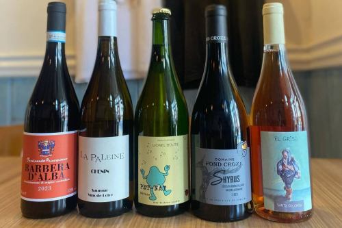 12/1(月)

おはようございます。
お久しぶりの登場となりました。
川口の薄毛の貴公子ことキッチンキイロ安部です。

この間家に帰ったら妻が早送りでドラマを見ていました
早口で進む会話
俳優さんの複雑な感情や微妙な表情を読み取る間も無く
進むストーリー
一体妻はどんな気持ちでこれを見ているのだ
なんか良くない気がする便利すぎてなんか良くない気がする

子供の頃TVを見ている時に起こる『おい〜！ここでまた
CMかよ〜！！今のうちにトイレ行っとこっ』のくだりは
もう無いのである。
『今日MステにSPEED出るから早く帰らなきゃ！』となる事も
もう無いのである。
友達に電話する時に家電にかけて、友達のお母さんが出る事も
もう無いのである。
カセットテープを鉛筆の裏で巻き巻きする事も
もう無いのである。

なんて事を考えている間に気が付けば
12月に突入してしまいました。

みっきみきの仕込みが追いつかず中々更新が出来ず
大変申し訳ございません🙇‍♂️

着々とメニューは冬仕様に入れ替わっておりますので
楽しみにご来店頂ければと思います👌

本日の新メニューはこちら

『蝦夷鹿とフォアグラのパイ包　グランヴヌールソース🥧』

柔らかい蝦夷鹿のしんたまときのこのデュクセル
フレッシュなフォアグラを網脂で包み、巻き巻きして
パイ包焼きに。
ソースは黒胡椒とフランボワーズを効かせた
グランヴヌールソースでどうぞ🫐

柔らかい蝦夷鹿とフォアグラのコク
サクサクのパイ生地にふわりと香るきのこの香り
フランボワーズの酸味で引き締めて

キイロの冬のスペシャリテ
もぐもぐしながら赤ワインをゴクリ🍷

1日数量限定ですので出会えた際には是非
お試し下さいませ🤤

12月は既にご予約で埋まっているお日にちもございますので
ご予約の際はお早目にお願い致します⚠️

今年も早いもので残すところあと1ヶ月。
1年の締めくくりに是非お待ちしております☺️

それでは本日もよろしくお願い致します😊❗️

#kiiro #kitchenkiiro #キイロ #キイロ川口 #キッチンキイロ #川口 #川口グルメ #川口ランチ #ディナー #ワイン #ナチュールワイン #国産ワイン #フランスワイン #イタリアワイン #ナパワイン #クラフトビール #クラフトジン #ビストロ #バル #居酒屋 #忘年会 #貸切 #1人飲み #女子会 #赤羽 #川口元郷 #鳩ヶ谷 #スタッフ募集 #パイ包み