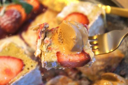 1/30(금)

안녕하세요.주말 주인공 주방 키이로 아베입니다.

추운 날이 계속되고 있지만 여러분 어떻습니까?
방금 전까지 썼던 게시물이 수수께끼에 모두 사라져 버렸기 때문에
키이-‼ ︎ 될 것 같은 느낌을 죽이고
이제 또 엄지손가락을 혹사하면서 톤톤 톤톤
문자를 박고 있습니다.

주말여 주인공 이런 때도 미소를 잊지 않고
오늘의 소개에 참가하고 싶습니다.

오늘은 NEW 나폴레옹 파이의 소개입니다 🥧

"딸기 피스타치오 크림의 나폴레옹 파이 🍓"

신선한 딸기와 함께 볶은 피스타치오를 붙여 넣고 반죽 한 무슬린
아래에는 프랑 보어스의 퓌레의 신맛과
옆에는 수제 캐러멜 아이스의 은은한 쓴 맛을 더해 🍮

피스타치오의 콩 콩 향기를 즐기세요 🫛

이번 겨울 디저트는 이것으로 키마리 🤤

부디 상미해 주십시오.

그럼 오늘도 잘 부탁드립니다 😊❗️

#kitchenkiiro #키친키이로 #카와구치 #비스트로 #나츄르와인