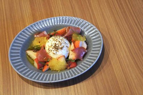 1/26(월)

어쨌든 역시 사카이 이즈미를 좋아한다.
투명감이라든가 자연스러운 느낌이라고 할까
사랑스럽게 가득합니다.

안녕하세요.
멋진 모든 것을 흘리면서 형성된 삼촌으로 친숙한
주방 키이로 아베입니다.

현재는 코믹한 삼촌에게 완성되고 있습니다.
멋진 삼촌이 되고 싶은 오늘 요즘.

우선은 머플러를 나카오 감는 곳에서 시작해 보자.
우선은 멋있는 머플러를 사는 곳에서.
로손에게 팔고 있을까...

그런 은밀한 의욕을 안면서 1월도 일찍 지나갑니다
오늘 요즘.

요즘은 추위도 맛있고 벌써 추웠다.
무슨 느낌으로 가득하다고 생각합니다.

테야아!
꼭 들러주세요.

그런 오늘의 추천은
『딸기 벌레 생 햄과 블라타 🍓』입니다 🆕

신선한 딸기 블라타
아래에는 블루베리와 정향의 구성
하사쿠의 줄레로 감귤의 향기를 🍊
향초와 생햄을 흩어져
카카오닙의 바삭바삭하고 카카오의 향기로 마무리

과일 가득한 전채로 완성되었습니다 🍓🍊🫐

와인 동반자에게 꼭 데려 가라.
제발 🥂

꼭 시험해 주세요🤤

그럼 오늘도 잘 부탁드립니다 😊❗️

#kiiro #kitchenkiiro #키이로 #키친키이로 #키이로강구
#카와구치 #카와구치 음식 #카와구치 점심 #저녁 #와인 #나튀르 와인 #국산 와인 #프랑스 와인 #이탈리아 와인 #나파 와인 #크래프트 맥주 #크래프트 진 #비스트로 #바루