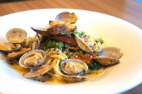 1/16(금)

자판기에서 음료를 샀는데도
꺼내는 것을 잊고 돌아와
어서!
편의점에서 결제했음에도 불구하고
빈손으로 나오고 점원이 당황해서 가져와
어서!
이제 커피를 사왔는데
내가 커피를 마시고 싶었던 것을 잊었다!
커피를 사러 가서 돌아오면
어라, 커피 조금 샀다.
괜찮아.
같은 삼촌은 좋아합니까?

안녕하세요.
도지코 아저씨의 키친 키이로 아베입니다.

옛날에는 밥솥에서 식사를 한 길로
"아, 위험하다! 안경을 잊어 버렸다! 미안 대시로
가져 가기 때문에 조금 기다려! 미안해! "

라고 말하면

『하고 있어』

라고 말한 적도 있습니다.으 ~ 응 도지코

그런 이렇게 오늘도 기분 좋은 쾌청입니다.
설날 분위기도 진정되어 새로운 메뉴가 속속 등장 중입니다.

오늘은 "조개와 유채 꽃의 봉고 레비안코 🐚"
온메뉴🆕

듬뿍 들어간 조개의 맛과 유채꽃의 은은한 쓴맛이
연말 연시를 넘어 온 몸에 딱 맞는
아사리 〆 파스타입니다 🍝

꼭 시험해 주세요 🤤

요리 메뉴도 와인리스트도 잇달아 갱신되어
있기 때문에 놓치지 마세요 🔍

그럼 오늘도 여러분의 내점
진심으로 기다리고 있습니다 😊❗️

#kiiro #kitchenkiiro #키이로 #키친 키이로 #키이로 카와구치 #카와구치 #카와구치 음식 #카와구치 점심 #저녁 #와인 #나츄르 와인 #국산 와인 #프랑스 와인 #이탈리아 와인 #나파 와인 #크래프트 맥주 #크래프트진 #비스트로 #바루 #이자카야 #신년회 #대여 #하토가야 #스탭 모집 #아르바이트 모집