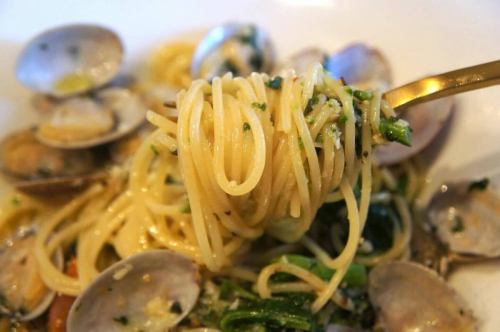 1/16(금)

자판기에서 음료를 샀는데도
꺼내는 것을 잊고 돌아와
어서!
편의점에서 결제했음에도 불구하고
빈손으로 나오고 점원이 당황해서 가져와
어서!
이제 커피를 사왔는데
내가 커피를 마시고 싶었던 것을 잊었다!
커피를 사러 가서 돌아오면
어라, 커피 조금 샀다.
괜찮아.
같은 삼촌은 좋아합니까?

안녕하세요.
도지코 아저씨의 키친 키이로 아베입니다.

옛날에는 밥솥에서 식사를 한 길로
"아, 위험하다! 안경을 잊어 버렸다! 미안 대시로
가져 가기 때문에 조금 기다려! 미안해! "

라고 말하면

『하고 있어』

라고 말한 적도 있습니다.으 ~ 응 도지코

그런 이렇게 오늘도 기분 좋은 쾌청입니다.
설날 분위기도 진정되어 새로운 메뉴가 속속 등장 중입니다.

오늘은 "조개와 유채 꽃의 봉고 레비안코 🐚"
온메뉴🆕

듬뿍 들어간 조개의 맛과 유채꽃의 은은한 쓴맛이
연말 연시를 넘어 온 몸에 딱 맞는
아사리 〆 파스타입니다 🍝

꼭 시험해 주세요 🤤

요리 메뉴도 와인리스트도 잇달아 갱신되어
있기 때문에 놓치지 마세요 🔍

그럼 오늘도 여러분의 내점
진심으로 기다리고 있습니다 😊❗️

#kiiro #kitchenkiiro #키이로 #키친 키이로 #키이로 카와구치 #카와구치 #카와구치 음식 #카와구치 점심 #저녁 #와인 #나츄르 와인 #국산 와인 #프랑스 와인 #이탈리아 와인 #나파 와인 #크래프트 맥주 #크래프트진 #비스트로 #바루 #이자카야 #신년회 #대여 #하토가야 #스탭 모집 #아르바이트 모집