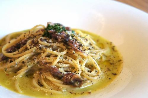 3/13(金)

13日の金曜日に失礼致します。
小学生の頃は地獄先生ぬ〜べ〜と金田一少年の事件簿のお陰で
怖くて1人でトイレに行けませんでした。
しかしぬ〜べ〜には少しお色気要素もあるので
そちらに関しては幼なながらに大変感謝しておりました。

おはようございます。キッチンキイロ安部です。

埼玉の中学生の皆様、ご卒業おめでとうございます。
大人の階段を一歩一歩踏み締めつつ
渡辺謙のような素敵なおじさんになる事を祈っております。

中学時代にドラクエやFFのレベル上げばっかりやっていた
この安部は

たまにラップの芯で『てやぁーー！！』とスタッフに斬りかかる
常軌を逸したおじさんに仕上がりました。

働きたい方は是非お気軽にご連絡下さいませ。

そんなこんなで3月ももう半ば。
春メニューも随時更新しておりますのでお見逃しなく。

本日は『ホタルイカとクレソンのジェノベーゼ🌱』
をオンメニュー🍝

ホタルイカの旨味と塩味に
クレソンのほのかな苦味がお鼻を抜ける
大人のジェノベーゼ🌱

是非お試し下さいませ🤤

そして団体様・貸切・送別会等のご予約はお早目に！

それでは本日もよろしくお願い致します😊❗️

#kitchenkiiro #川口 #ビストロ #ナチュールワイン #レストラン