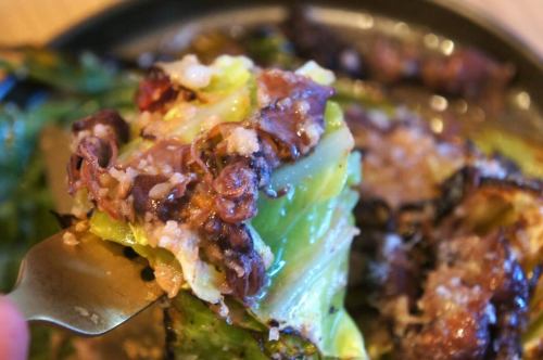 3/7(土)

おはようございます。
年度末おじさんでお馴染みのキッチンキイロ安部です。

春が待ち遠しい季節でございますが
皆様いかがお過ごしでしょうか。

3月といえば別れの季節。
ここキイロでも卒業が迫るスタッフとの思い出を噛み締めつつ
みっきみきに駆け抜けておりますこの安部。
寂しいやら嬉しいやら体がみっきみきやらで
何かと忙しないこの安部でございます。

有り難い事にちょこちょこと団体様や送別会、貸切のお問い合わせも頂戴しておりますが、小さなお店ですのでご予約は
お早目にお願い致します☝️

そんなマーチではございますが少しずつスプリングに向けた
メニューもインしてみているのでルックルックで
お願い致します👀

本日のオススメは

『春キャベツのロースト　
ホタルイカとアンチョビバターのソース🥬』

甘味たっぷりの柔らかい春キャベツを外はガリっと
中はふんわりにローストして
ホタルイカと自家製アンチョビバターで作ったソースをトロリ。

昨年炸裂した最高のワインのお供がカムバック。

是非ルックルックしてトライトライしてみて下さいませ🤤

本日パスタも変わっておりますがまた後日🫶

それでは本日もよろしくお願い致します😊❗️

#kitchenkiiro #川口 #ビストロ #レストラン #ナチュールワイン