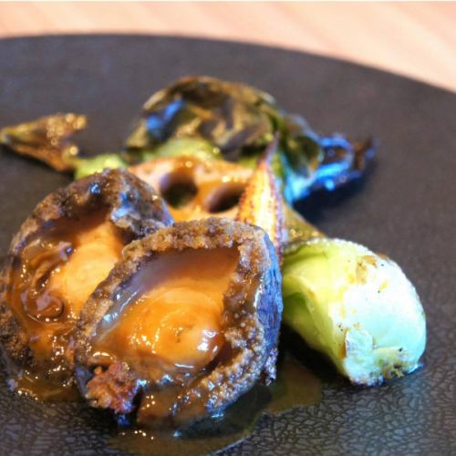 2/17(火)

おはようございます。
本日も全身みっきみきでお送りしております
最近自転車を盗まれました
はたらくおじさんでお馴染みのキッチンキイロ安部です。

暖かくなったり寒くなったりで
ややこしいお天気が続いておりますが
皆様体調崩されておりませんでしょうか。

お寒い時はみっきみきも加速しがちですので
ストレッチしつつ美味しいお料理を頬張りつつ
美味しいワインを流し込みつつ
ギンギンにみなぎるナイスバディを維持していって
頂ければなと思います。

さぁそんな本日のおススメはこちら
『蝦夷アワビのやわらか姿煮　肝と紹興酒のソース🦪』

じっくり柔らかく柔らかく煮込んだプリプリの蝦夷アワビに
肝と紹興酒、香味野菜とスパイスを美味しく美味しく
煮詰めたソースをとろり
アワビをお口に含みつつスパイシーな赤ワインで
ゴクリと流し込んで下さいませ🍷

紛れもなく中華な一皿でございますが
玉にはこんなのもアリ🥊

貝好きの皆様は是非お試し下さいませ👙

それでは本日もよろしくお願い致します😊❗️

#kitchenkiiro #ビストロ #川口 #レストラン #ナチュールワイン