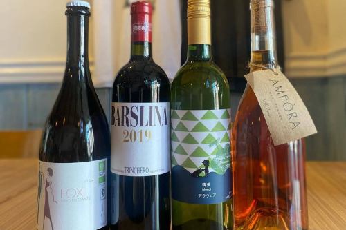 1/30(金)

おはようございます。週末ヒロインのキッチンキイロ安部です。

寒い日が続いておりますが皆様いかがお過ごしでしょうか。
私は先程まで書いていた投稿が謎に全部消えてしまった為
キィーーーッ‼︎ってなりそうな気持ちを押し殺し
今また親指を酷使しながらトントントントン
文字を打ち込んでおります。

週末ヒロインたるものこんな時も笑顔を忘れずに
本日のご紹介に参りたいと思います。

本日はNEWナポレオンパイのご紹介です🥧

『いちごとピスタチオクリームのナポレオンパイ🍓』

フレッシュないちごとローストしたピスタチオをペースト状にして練り込んだムースリーヌ
下にはフランボワーズのピュレの酸味と
お隣には自家製キャラメルアイスのほのかな苦味を添えて🍮

ピスタチオのお豆豆した香りをお楽しみ下さいませ🫛

今冬のデザートはこれでキマリ🤤

是非ご賞味下さいませ。

それでは本日もよろしくお願い致します😊❗️

#kitchenkiiro  #キッチンキイロ #川口 #ビストロ #ナチュールワイン