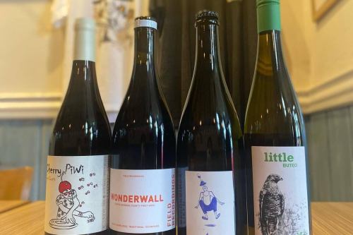 1/30(金)

おはようございます。週末ヒロインのキッチンキイロ安部です。

寒い日が続いておりますが皆様いかがお過ごしでしょうか。
私は先程まで書いていた投稿が謎に全部消えてしまった為
キィーーーッ‼︎ってなりそうな気持ちを押し殺し
今また親指を酷使しながらトントントントン
文字を打ち込んでおります。

週末ヒロインたるものこんな時も笑顔を忘れずに
本日のご紹介に参りたいと思います。

本日はNEWナポレオンパイのご紹介です🥧

『いちごとピスタチオクリームのナポレオンパイ🍓』

フレッシュないちごとローストしたピスタチオをペースト状にして練り込んだムースリーヌ
下にはフランボワーズのピュレの酸味と
お隣には自家製キャラメルアイスのほのかな苦味を添えて🍮

ピスタチオのお豆豆した香りをお楽しみ下さいませ🫛

今冬のデザートはこれでキマリ🤤

是非ご賞味下さいませ。

それでは本日もよろしくお願い致します😊❗️

#kitchenkiiro  #キッチンキイロ #川口 #ビストロ #ナチュールワイン