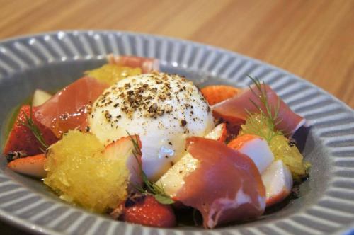 1/26(月)

なんだかんだでやっぱり坂井泉水が好き。
透明感といいますかナチュラルな感じといいますか
素敵が詰め込まれてるんだなぁそうなんだなぁ

おはようございます。
素敵を全て取りこぼしながら形成されたおじさんでお馴染みの
キッチンキイロ安部です。

現在はコミカルなおじさんに仕上がっちゃってますが
素敵なおじさんになりたい今日この頃。

まずはマフラーを中尾巻きする所から始めてみよう。
まずはカッコいいマフラーを買う所から。
ローソンに売ってるかな…

そんな密かな意気込みを抱えつつ1月も早々と過ぎていきます
今日この頃。

最近は寒さもマシマシでもう寒いのはいいよもう飽きたよ
なんて気持ちでいっぱいだとは思いますが

てやあーー！！と叫びつつ寒さに負けじと
是非お立ち寄り下さいませ。

そんな本日のオススメは
『いちごとはっさくと生ハムとブッラータ🍓』です🆕

フレッシュないちごとブッラータ
下にはブルーベリーとクローブのコンフィチュール
はっさくのジュレで柑橘の香りを🍊
香草と生ハムを散りばめて
カカオニブのカリカリとカカオの香りで仕上げ

フルーツたっぷりの前菜に仕上がりました🍓🍊🫐

ワインのお供に是非連れて行ってあげて
下さいませ🥂

是非お試し下さい🤤

それでは本日もよろしくお願い致します😊❗️

#kiiro #kitchenkiiro #キイロ #キッチンキイロ #キイロ川口 
#川口 #川口グルメ #川口ランチ #ディナー #ワイン #ナチュールワイン #国産ワイン #フランスワイン #イタリアワイン #ナパワイン #クラフトビール #クラフトジン #ビストロ #バル #居酒屋 #貸切 #新年会 #1人飲み #女子会 #赤羽 #鳩ヶ谷 #川口元郷 #スタッフ募集 #アルバイト募集