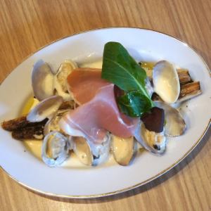 Grilled white asparagus with clam cream sauce