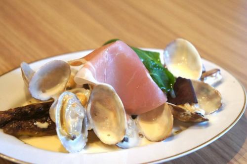 Friday, April 10th
Good morning.
He achieved a million-selling hit with "Sleepless Nights Are Abe's Fault".
I had a dream.
The man who sleeps like a log at night is a familiar face.
This is Abe from Kitchen Yellow.
The wind is quite strong today, perhaps due to the first spring breeze or something.
How is everyone doing?
Some of you who started working this spring
Or perhaps you, who have moved to Tokyo this spring.
For those of you who have just finished your financial closing
Let's enjoy this time of year as the seasons change 🌸
At Kiiro, we've been adding more and more spring menu items.
Please be sure to check it out ✏️
Today
"Grilled white asparagus with clam and prosciutto cream sauce 🐚" is now on the menu 🆕
Grilled white asparagus in season until crisp and juicy.
A rich cream sauce full of the delicious flavors of clams and prosciutto
A squeeze of lemon as a finishing touch completes this spring wine accompaniment 🥂
White asparagus, which is only available for a short period each year.
Please take this opportunity to try it out! 😋
And so, it's Friday!
We look forward to your visit today! 😊❗️
#kitchenkiiro #bistro #restaurant #Kawaguchi #naturalwine