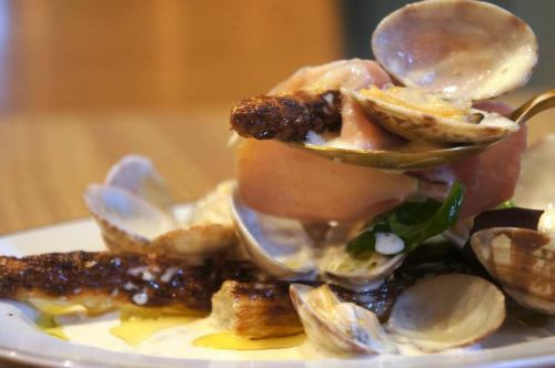 Friday, April 10th
Good morning.
He achieved a million-selling hit with "Sleepless Nights Are Abe's Fault".
I had a dream.
The man who sleeps like a log at night is a familiar face.
This is Abe from Kitchen Yellow.
The wind is quite strong today, perhaps due to the first spring breeze or something.
How is everyone doing?
Some of you who started working this spring
Or perhaps you, who have moved to Tokyo this spring.
For those of you who have just finished your financial closing
Let's enjoy this time of year as the seasons change 🌸
At Kiiro, we've been adding more and more spring menu items.
Please be sure to check it out ✏️
Today
"Grilled white asparagus with clam and prosciutto cream sauce 🐚" is now on the menu 🆕
Grilled white asparagus in season until crisp and juicy.
A rich cream sauce full of the delicious flavors of clams and prosciutto
A squeeze of lemon as a finishing touch completes this spring wine accompaniment 🥂
White asparagus, which is only available for a short period each year.
Please take this opportunity to try it out! 😋
And so, it's Friday!
We look forward to your visit today! 😊❗️
#kitchenkiiro #bistro #restaurant #Kawaguchi #naturalwine