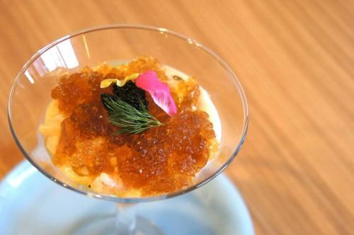 April 7th (Tue)
Let's find something wonderful
Good morning.
My favorite commercials are the ones for Sato Musen and Shady's Salad House.
This is Abe from Kitchen Yellow.
The cherry blossoms are starting to bloom, and it's getting a little warmer.
I've been busy with my children's graduations and school entrance ceremonies.
Before I knew it, it was already April.
We are now entering such a season.
I hope you are all doing well.
I'm sure many of you are suffering from pollen allergies.
In this hectic season, for your tired buddy who is exhausted from his busy daily life
Please give them a moment to relax.
At Kiiro, we've passed the end of March with Mikkimiki, and now we have new spring menu items and
New wines are arriving one after another.
Please be sure to check it out 🕵️♂️
Here's what's on the menu today.
"Seafood and new onion mousse topped with caviar 🍸"
A mousse made with new onions whose sweetness has been carefully brought out.
Topped with scallop and sweet shrimp tartare
On top of that is lobster consommé jelly.
Finish with a tiny bit of caviar.
I want to wash it down with a crisp, chilled white wine.
The spring appetizer is complete! 🌸
A dish that brings together the sweetness of new onions and the delicious flavors of seafood.
Please give it a try! 🤤
Please feel free to make reservations for welcome parties and private events! 🙆♂️
We look forward to seeing you today!
We are looking forward to seeing you! 😊❗️
#kitchenkiiro #Kawaguchi #bistro #restaurant #naturalwine