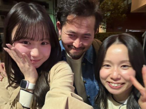 【감사】
지금부터 쉬는 분도 눈을 뜨는 분도 안녕하세요.
한밤중의 구겨진 삼촌으로 친숙한
주방 키이로 아베입니다.주름~
메뚜기 그대로 맞이한 연도말.
여기 키이로라도 스탭의 모무스와 스즈가
요 전날 무사히 졸업을 맞이했습니다.
모무는 대학 1학년부터 졸업까지 3년 반 노력해 주었습니다.
일하기 시작한 당초에는 가게도 아베도 체제도 갖추어지지 않았다.
벌레에는 많은 폐를 끼쳤다고 생각합니다.
그래도 그만두지 마라.
함께 에로가 될 때까지 악마의 조임 작업을 하거나
내리지 않는 이야기로 웃거나
매우 많은 시간을 키로로 보냈습니다.
많은 도움을 주셔서 감사합니다.
스즈는 1 년이라는 기간이었지만
여러 압박의 가운데 주위에 짜증나지 않도록
열심히 노력하고 엄청난 속도로 일을 기억하십시오.
줬어.
자신을 꽤 잘 표현할 수없는 서투른 주석이지만
항상 주위에 신경쓰고 있는 상냥한 놈인 것은 모두 알고 있었어.
많은 도움이되었습니다.감사합니다.
그리고 고객 여러분, 두 사람의 성장을 따뜻하게 지켜 주시기 바랍니다.
고마워요.
모든 직원과 고객, 주변 사람들에게 지원됩니다.
매일 영업 할 수있는 일을 씹고
더 좋은 시간을 보낼 수 있도록
한층 더 정진해 가기 때문에
내년도 잘 부탁드립니다 🙇♂️
kitchen kiiro
아베
#kitchenkiiro #카와구치 #비스트로 #나츄르 와인 #스탭 졸업